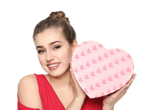 Hermosa mujer joven con caja de regalo sobre fondo blanco — Foto de Stock