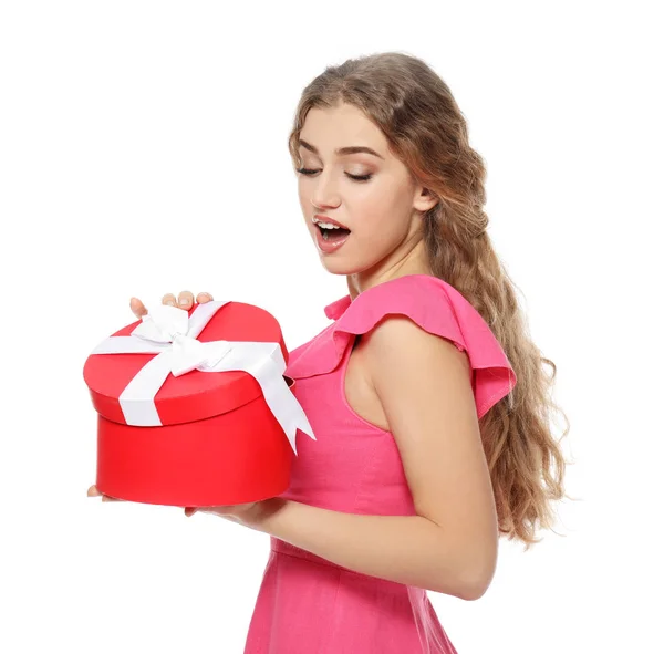 Gyönyörű fiatal nő ajándék doboz fehér háttér — Stock Fotó