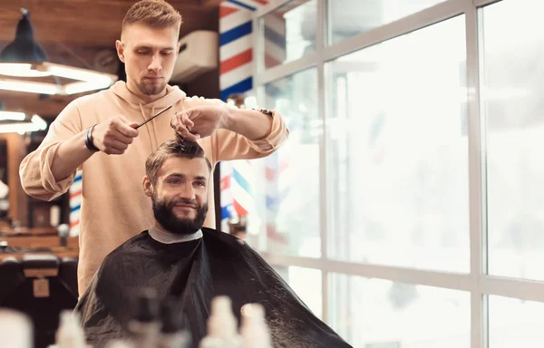 Professional barber working with client in hairdressing salon — Stock Photo, Image