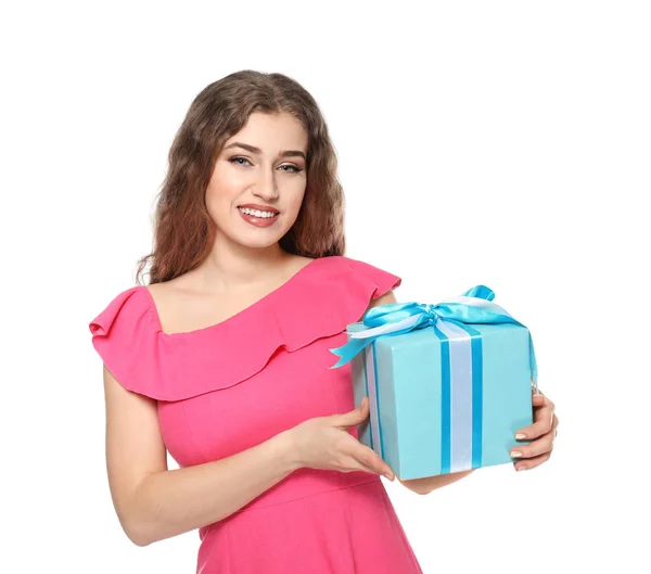 Schöne junge Frau mit Geschenkbox auf weißem Hintergrund — Stockfoto