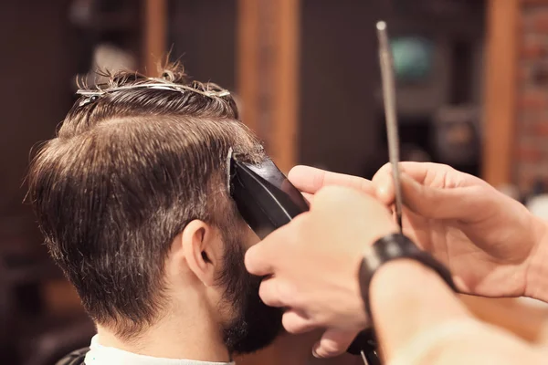 专业理发师与客户在美发沙龙工作 — 图库照片
