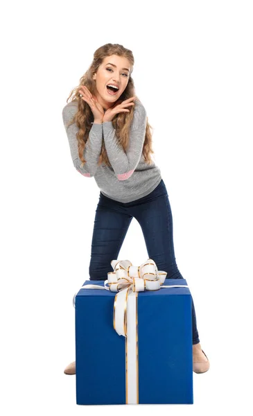 Hermosa mujer joven con caja de regalo grande sobre fondo blanco —  Fotos de Stock