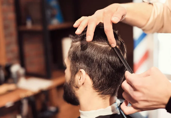 Professionele kapper werken met client in kapsalon — Stockfoto