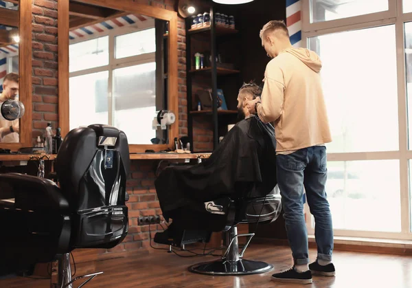 Професійний перукар, що працює з клієнтом у перукарні — стокове фото