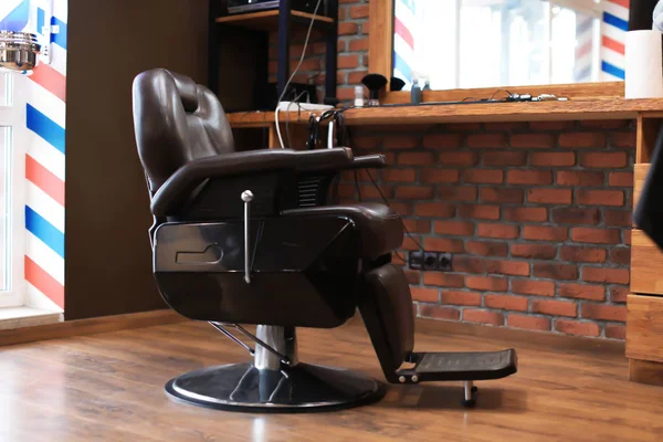 Sedia in pelle in moderno salone di parrucchiere — Foto Stock