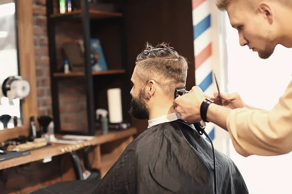 Barbier professionnel travaillant avec le client dans le salon de coiffure — Photo