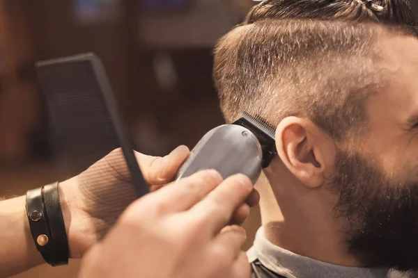 Barbier professionnel travaillant avec le client dans le salon de coiffure — Photo