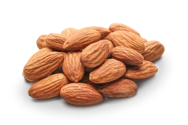 Chutné mandlové ořechy na bílém pozadí — Stock fotografie