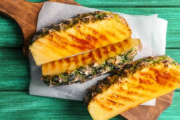 Grilled pineapple slices on wooden table — Stock Photo, Image