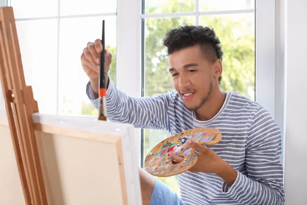 Joven artista afroamericano pintando cuadro en casa —  Fotos de Stock