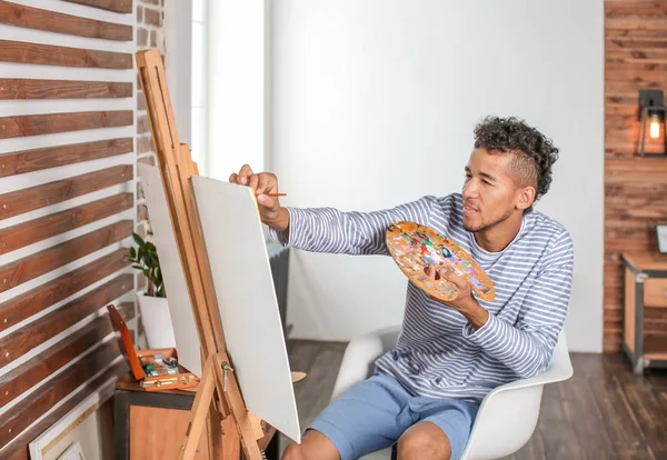 Afro-młody artysta malarstwo obraz w domu — Zdjęcie stockowe