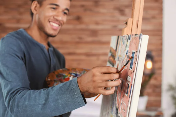 Jeune artiste afro-américain peinture tableau à la maison — Photo