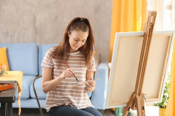 Artiste féminine peinture tableau dans l'atelier — Photo