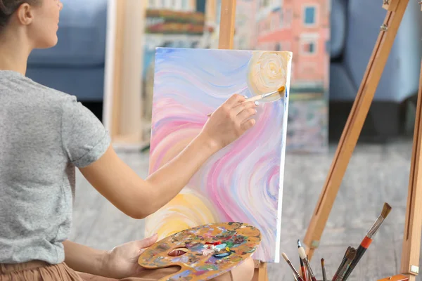 Жіночий художник малює картини в майстерні — стокове фото