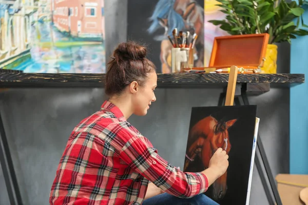 Жіночий художник малює картини в майстерні — стокове фото