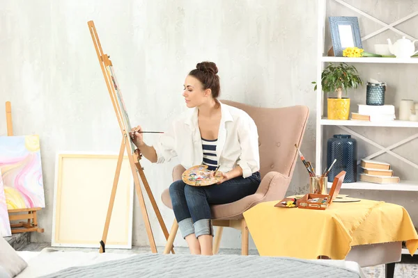 Artiste féminine peinture tableau dans l'atelier — Photo