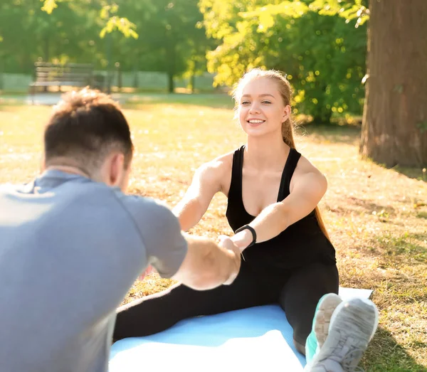 Groep sportieve mensen opleiding in park — Stockfoto