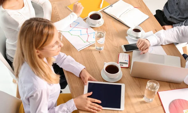 Reunión del equipo empresarial que trabaja en la oficina — Foto de Stock