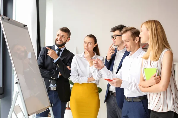 Möte i business-team som arbetar på kontor — Stockfoto