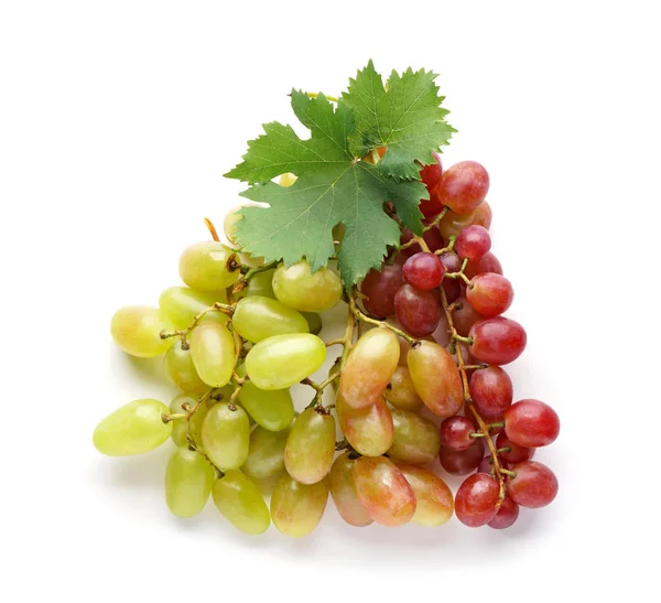 Raisins frais mûrs sur fond blanc — Photo
