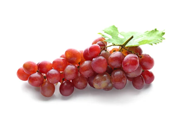Raisins frais mûrs sur fond blanc — Photo