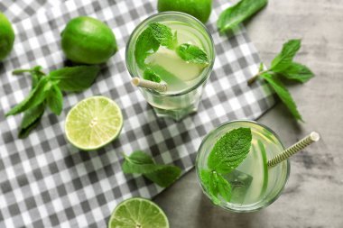 Işık tablosu üzerinde taze mojito bardak