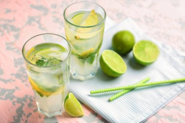 Işık tablosu üzerinde taze mojito bardak