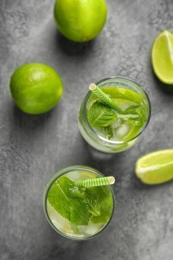 Işık tablosu üzerinde taze mojito bardak
