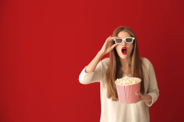 Patlamış mısır ve renk arka plan üzerinde 3d sinema gözlük fincan duygusal genç kadın