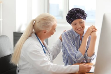 Kemoterapi ziyaret Doktor hastanede sonra kadın