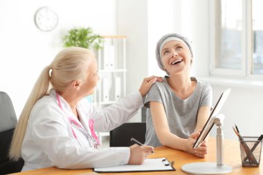 Kemoterapi ziyaret Doktor hastanede sonra kadın