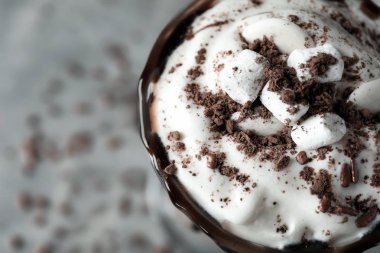 Marshmallow, closeup ile lezzetli kakao fincan