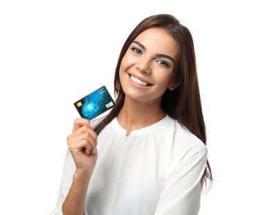 Beyaz arka plan üzerinde kredi kartı olan kadın. Online alışveriş