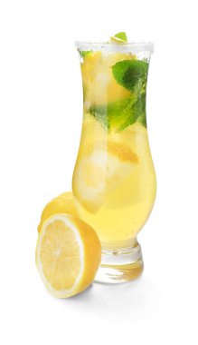 Beyaz arka planda bir bardak limonata.