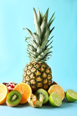 Çeşitli lezzetli egzotik meyve renk arka plan üzerinde