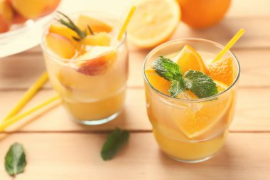 Taze yaz kokteyl gözlük ahşap tablo