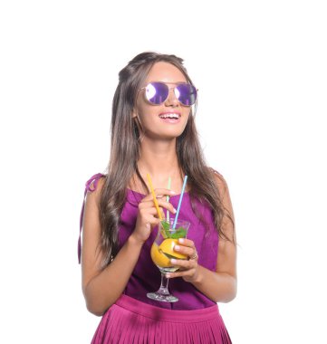 Beyaz arka plan üzerinde taze limonata cam olan kadın