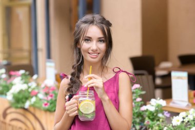 Mason kavanoza taze limonata açık havada olan kadın