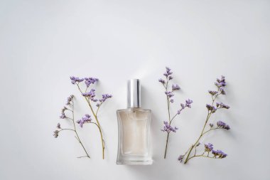 Parfüm ve beyaz arka plan üzerinde çiçek şişe ile güzel kompozisyon