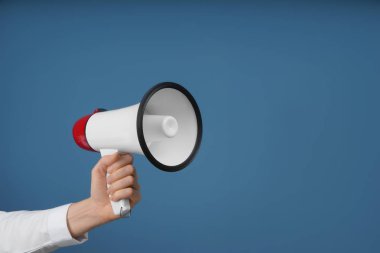 Megafon renk arka plan üzerinde tutan kadın