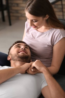 Seven çift evde istirahat mutlu