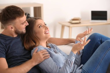 Seven çift evde istirahat mutlu