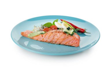 Beyaz zemin üzerine lezzetli somonu ile plaka