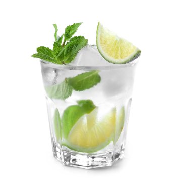 Beyaz arka planda bir bardak taze mojito.