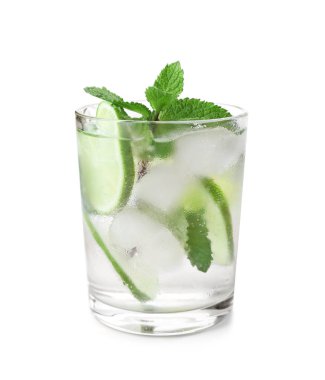 Beyaz arka planda bir bardak taze mojito.