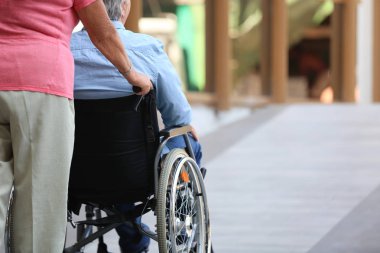 Tekerlekli sandalye ve rampa açık havada karısını komuta sizde