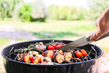 Pişirme sebze ve mantar açık havada mangal üzerinde dostum