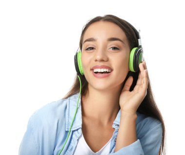 Güzel genç bayan beyaz arka planda müzik dinliyor.
