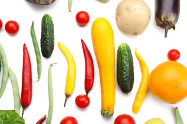 Beyaz arka planda çeşitli taze sebzeler