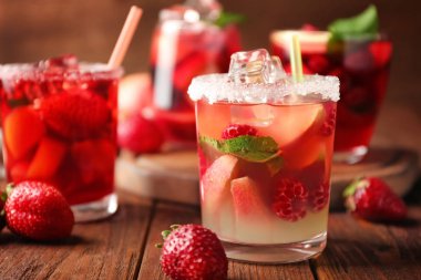 Taze yaz kokteyl cam ahşap tablo